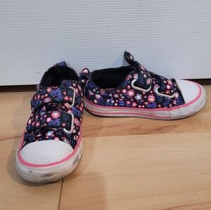 Converse toddler girl size 6 shoes